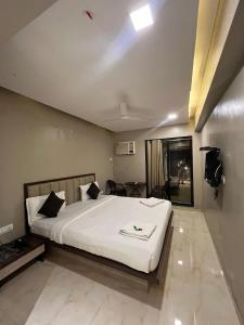 Postel nebo postele na pokoji v ubytování Hotel Merakee - Near Dahisar Mira Road Mumbai