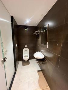 Koupelna v ubytování Hotel Merakee - Near Dahisar Mira Road Mumbai