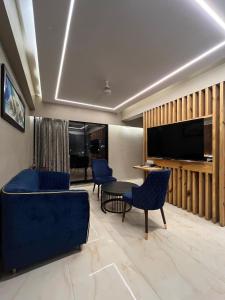 TV a/nebo společenská místnost v ubytování Hotel Merakee - Near Dahisar Mira Road Mumbai