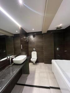 Koupelna v ubytování Hotel Merakee - Near Dahisar Mira Road Mumbai