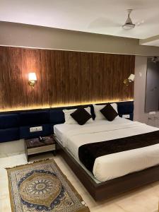 Postel nebo postele na pokoji v ubytování Hotel Merakee - Near Dahisar Mira Road Mumbai