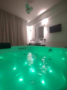 TV a/nebo společenská místnost v ubytování Sparkling Suite