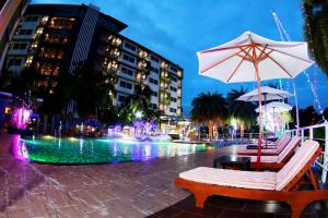 Bazén v ubytování Arthitaya Green Nature Hotel & Lakkhana Poolside Resort nebo v jeho okolí