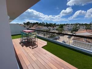 terraza con mesa y sillas en el balcón en Appartement Océane terrasse panoramique, en Saint-Palais-sur-Mer