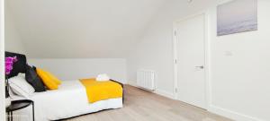 Voodi või voodid majutusasutuse Luxurious and Modern 3b3b Apartment in Hammersmith toas