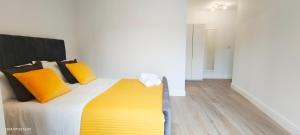 Voodi või voodid majutusasutuse Luxurious and Modern 3b3b Apartment in Hammersmith toas