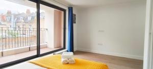 Voodi või voodid majutusasutuse Luxurious and Modern 3b3b Apartment in Hammersmith toas