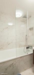 Vannituba majutusasutuses Luxurious and Modern 3b3b Apartment in Hammersmith