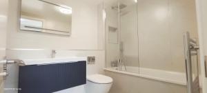 Vannituba majutusasutuses Luxurious and Modern 3b3b Apartment in Hammersmith