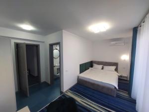 Postel nebo postele na pokoji v ubytování Navis Mamaia Nord