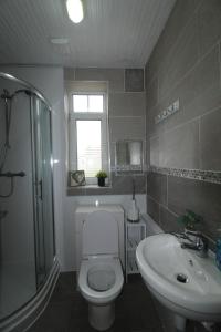 Ένα μπάνιο στο High Street House Thurnscoe by Smart Corporate Stays +54 φωτογραφίες