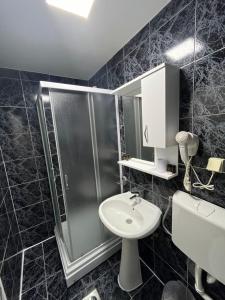 Koupelna v ubytování Hotel Azzurro
