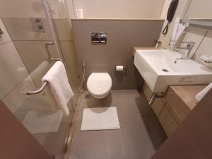 Koupelna v ubytování Hotel Raai Hosur