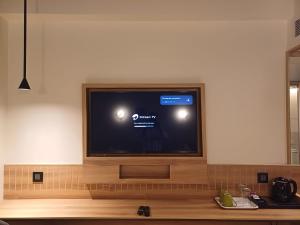 TV a/nebo společenská místnost v ubytování Hotel Raai Hosur