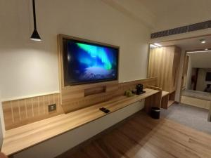 TV a/nebo společenská místnost v ubytování Hotel Raai Hosur