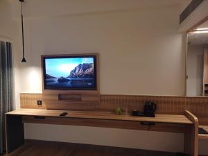 TV a/nebo společenská místnost v ubytování Hotel Raai Hosur