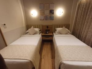 Postel nebo postele na pokoji v ubytování Hotel Raai Hosur