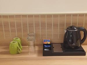 Příslušenství pro přípravu čaje a kávy v ubytování Hotel Raai Hosur