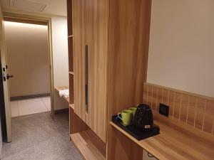 Příslušenství pro přípravu čaje a kávy v ubytování Hotel Raai Hosur