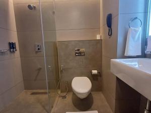 Koupelna v ubytování Hotel Raai Hosur