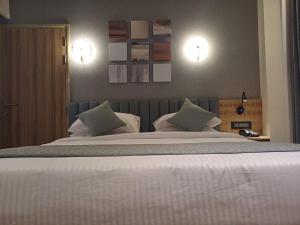 Postel nebo postele na pokoji v ubytování Hotel Raai Hosur