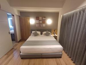 Postel nebo postele na pokoji v ubytování Hotel Raai Hosur