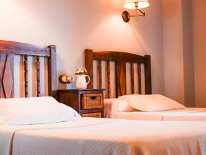 two beds sitting next to each other in a bedroom at Casa Puertas Bed & Breakfast sl in Oia