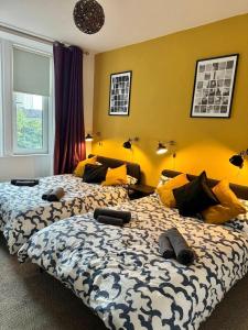 Postel nebo postele na pokoji v ubytování Clydebank Cozy 3bdr flat near Glasgow