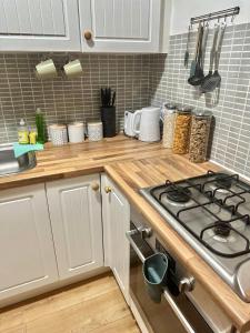 Kuchyň nebo kuchyňský kout v ubytování Clydebank Cozy 3bdr flat near Glasgow
