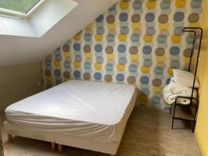 una piccola camera da letto con un letto in mansarda di Nouveau !! Au Bec de Mortagne, joli appartement pour 4 personnes avec 2 chambres, zéro six soixante dix huit soixante treize trente six quatre vingt onze a Bec-de-Mortagne