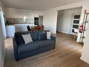 un soggiorno con un divano blu e una cucina di Casa Dolce Farniente a Luz