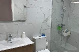 un bagno con doccia, WC e lavandino di Casa Dolce Farniente a Luz Altre 21 foto