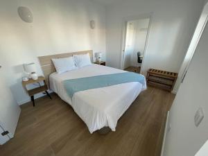 una camera da letto con un letto grande e un pavimento in legno di Casa Dolce Farniente a Luz