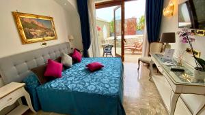 Postel nebo postele na pokoji v ubytování Capri Bougainville Luxury Boutique Hotel + 37 fotografií
