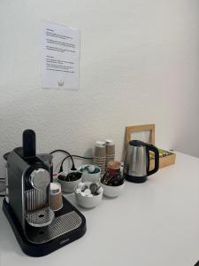 Oprema za pripravo čaja oz. kave v nastanitvi Hotel Lijo, bei Basel
