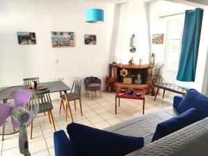 un salon avec un canapé et une table dans l'établissement Cosy Kotroni, Greek cuteness, townhouse for 6, à Skiathos Chora
