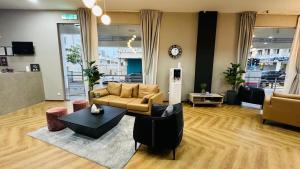 Ein Sitzbereich in der Unterkunft Enclave Business Hotel