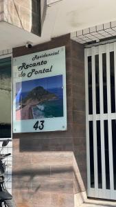 un cartello sul lato di un edificio di Apart 2 Qdras da Praia a Rio de Janeiro