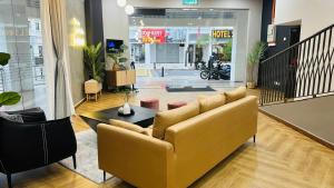 Ein Sitzbereich in der Unterkunft Enclave Business Hotel