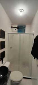 un bagno con doccia, wc e lavandino di Apart 2 Qdras da Praia a Rio de Janeiro