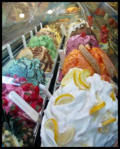 une vitrine remplie de différents types de glaces dans l'établissement Mare e Montagna, à Villa San Pietro