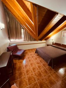Predel za sedenje v nastanitvi Hotel Orla + 37 fotografij