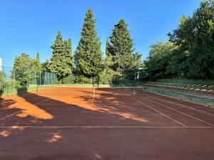 Tenis a/nebo squash v ubytování Apartman Nina Selce nebo okolí
