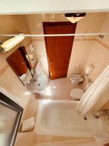 ein Badezimmer mit zwei Toiletten, einem Waschbecken und einer Badewanne in der Unterkunft Hotel Orla in Vielha e Mijaran + 37 Fotos