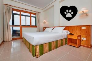 Postel nebo postele na pokoji v ubytování Hotel Juan de la Cosa