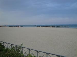 een uitzicht op een strand met de oceaan op de achtergrond bij Casa Valentina ANIMALI NON AMMESSI in Montesilvano +3 foto's