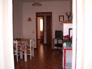 een woonkamer met een tafel, stoelen en een televisie bij Casa Valentina ANIMALI NON AMMESSI in Montesilvano