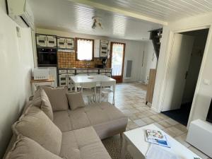 a living room with a couch and a table at Appartement Cocoon avec jardin et vue montagne in Laruns