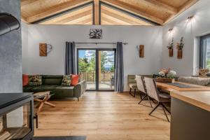 a kitchen and living room with a table and chairs at Chalets Woid_Liebe&Glück in Bodenmais