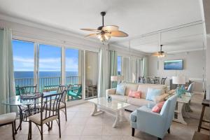 una sala de estar con un sofá y una mesa en Panoramic Oceanview Retreat in Miramar Beach, en Destin